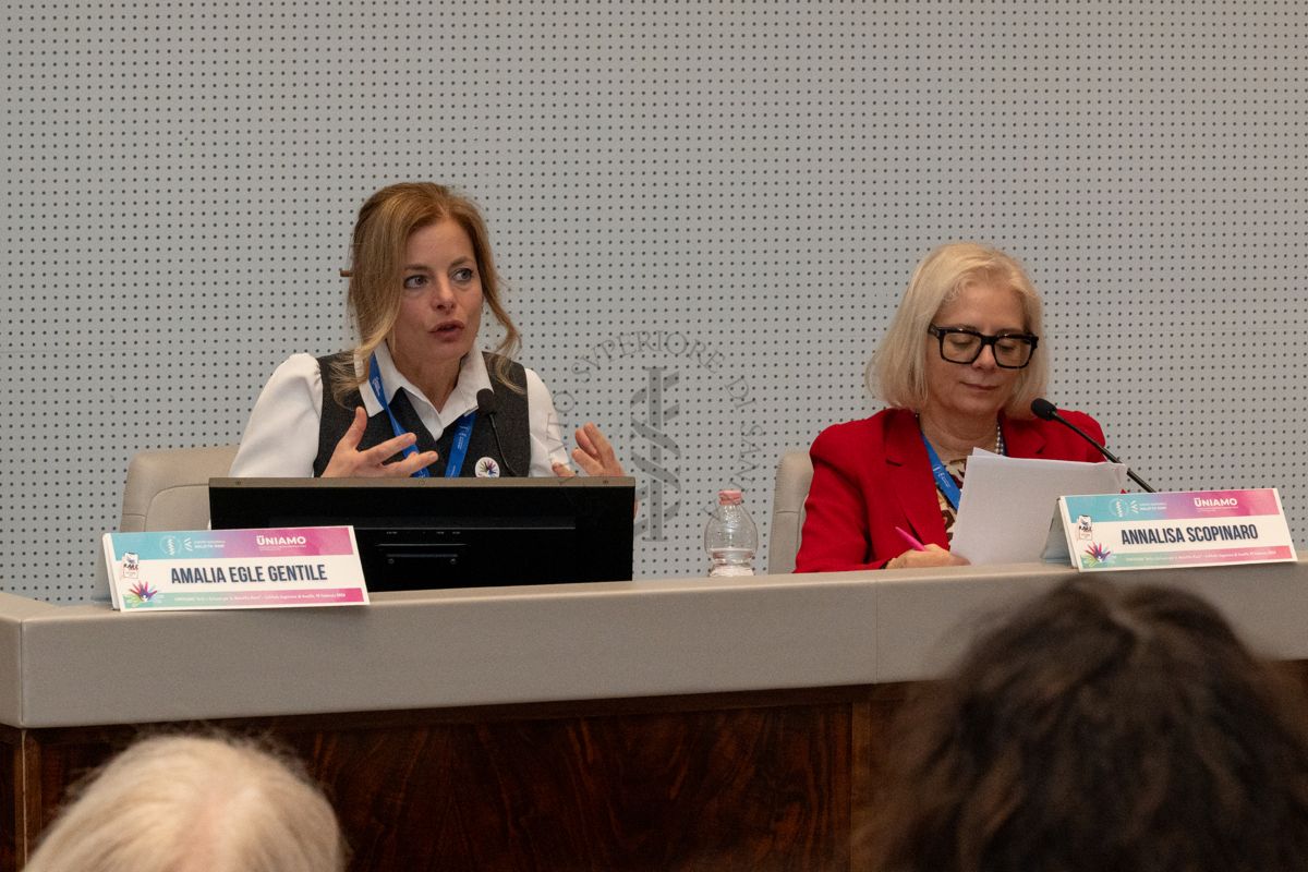 Intervento della Dott.ssa Amalia Egle Gentile, responsabile del Laboratorio di Health Humanities, Centro Nazionale Malattie Rare dell'Istituto Superiore di Sanità (a sinistra). Accanto a lei la Dott.ssa Annalisa Scopinaro, Presidente della Federazione Italiana Malattie Rare