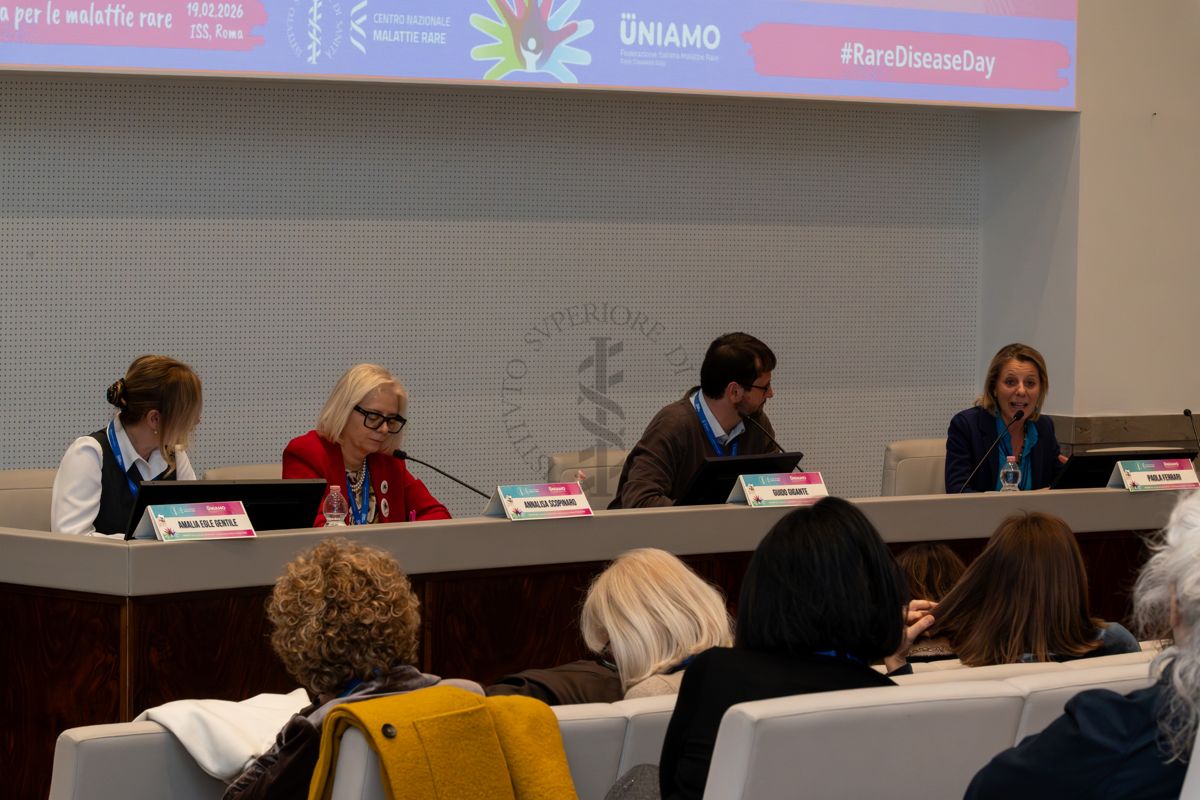 Intervento della Dott.ssa Paola Ferrari del Servizio Comunicazione Scientifica, Coordinatrice del Fondo Rari della Biblioteca dell'ISS (quarta da sinistra). Con lei la Dott.ssa Amalia Egle Gentile, responsabile del Laboratorio di Health Humanities, Centro Nazionale Malattie Rare dell'Istituto Superiore di Sanità (prima da sinistra), la Dott.ssa Annalisa Scopinaro, Presidente della Federazione Italiana Malattie Rare (seconda da sinistra) e il Dott. Guido Gigante, ricercatore del Centro Protezione dalle Radiazioni e fisica computazionale dell'Istituto Superiore di Sanità (terzo da sinistra)