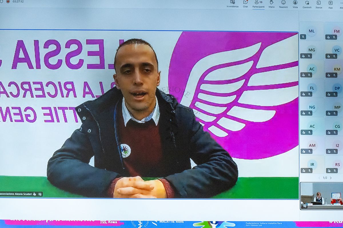 Intervento da remoto di un ragazzo dell'associazione Alessia Scuderi che dal 2025 promuove e sviluppa iniziative per sostenere la ricerca medica e combattere i tumori e le malattie genetiche rare.