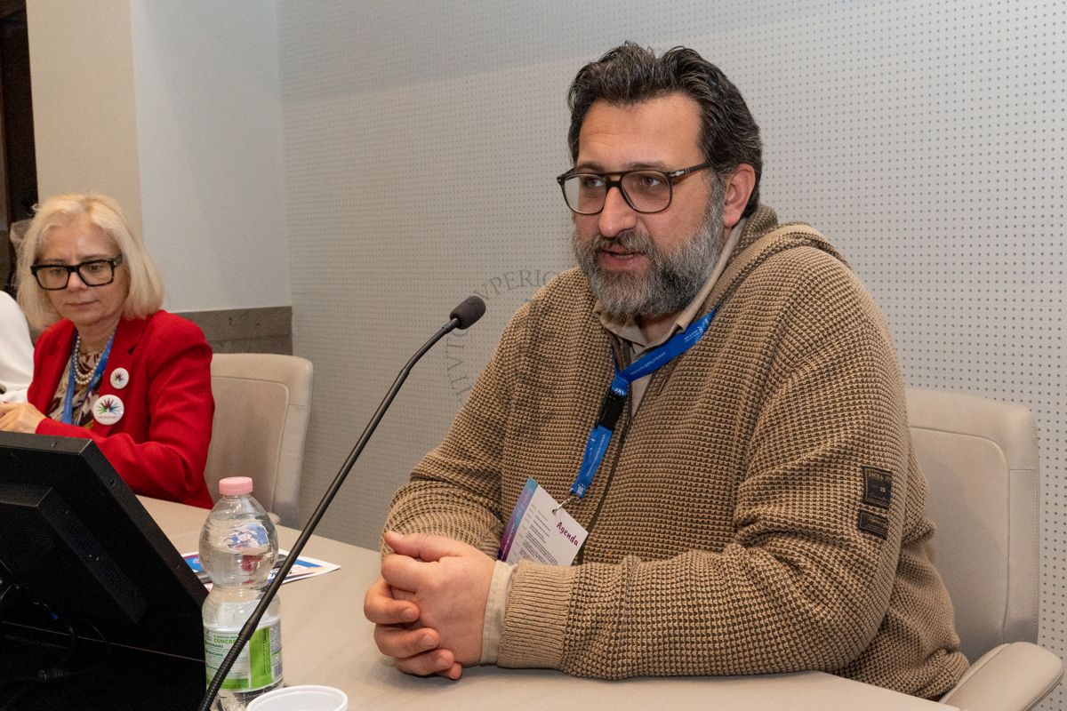 Intervento del giornalista Altheo Valentini, Project Manager nel campo dei finanziamenti europei e nell'innovazione digitale e sociale e fondatore della European Grants International Academy. A sinistra la Dott.ssa Annalisa Scopinaro, Presidente della Federazione Italiana Malattie Rare