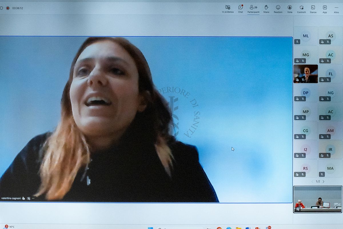 Intervento da remoto di Valentina Cagnoni, Presidente dell'Associazione Italiana Xeroderma Pigmentoso e vincitrice del Premio "Digitale" Creatività" (network della Creative Skills Week). Il racconto segue la quotidianità di una bambina con xeroderma pigmentoso, costretta a proteggersi dal sole come un'"astronauta". Il messaggio è che anche dentro limiti rigidi e ripetuti gesti di protezione può fiorire bellezza, identità e immaginazione