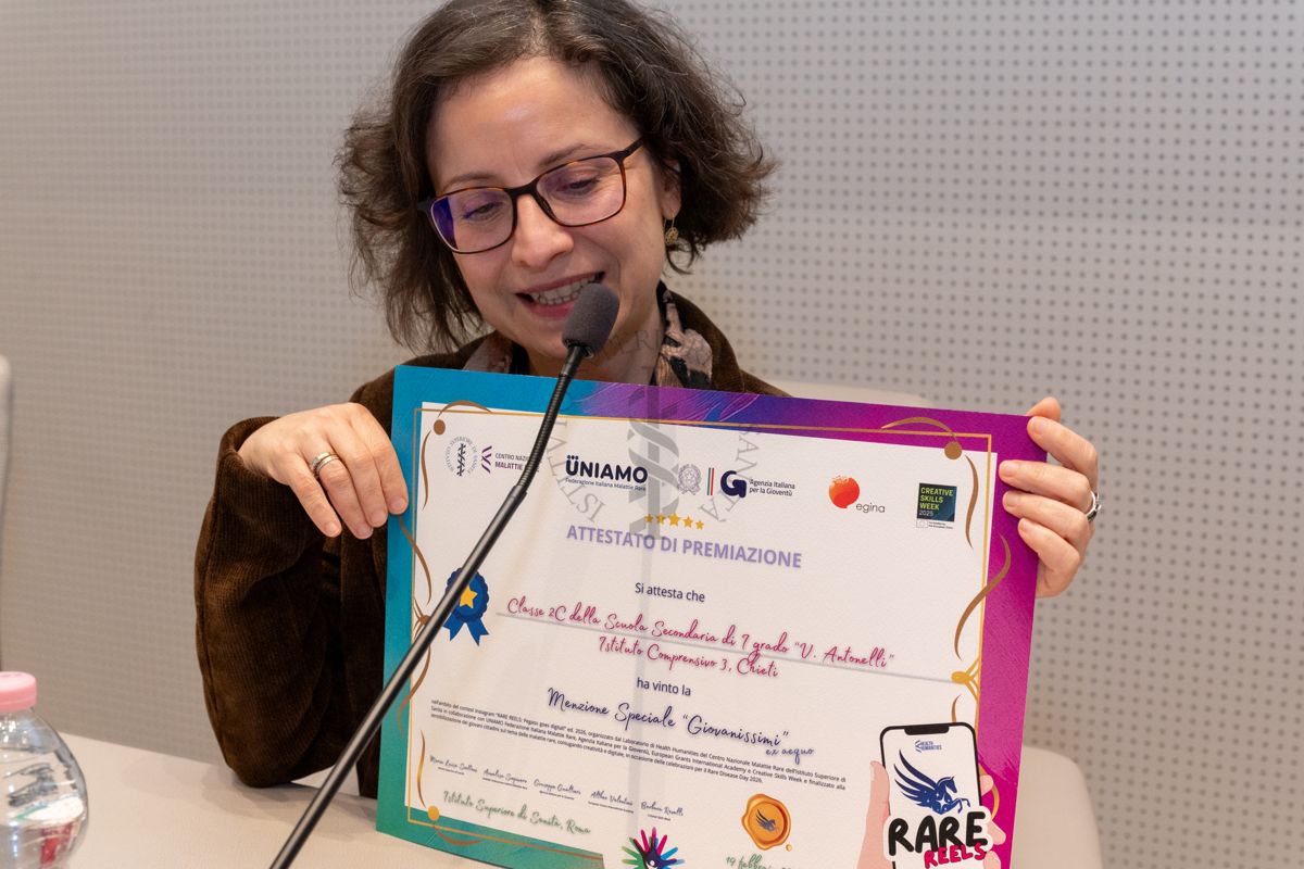 Una insegnante della Scuola secondaria di I grado "V. Antonelli", Istituto Comprensivo 3 di Chieti, presente al Convegno, mostra l'attestato di premiazione alla Classe 2C