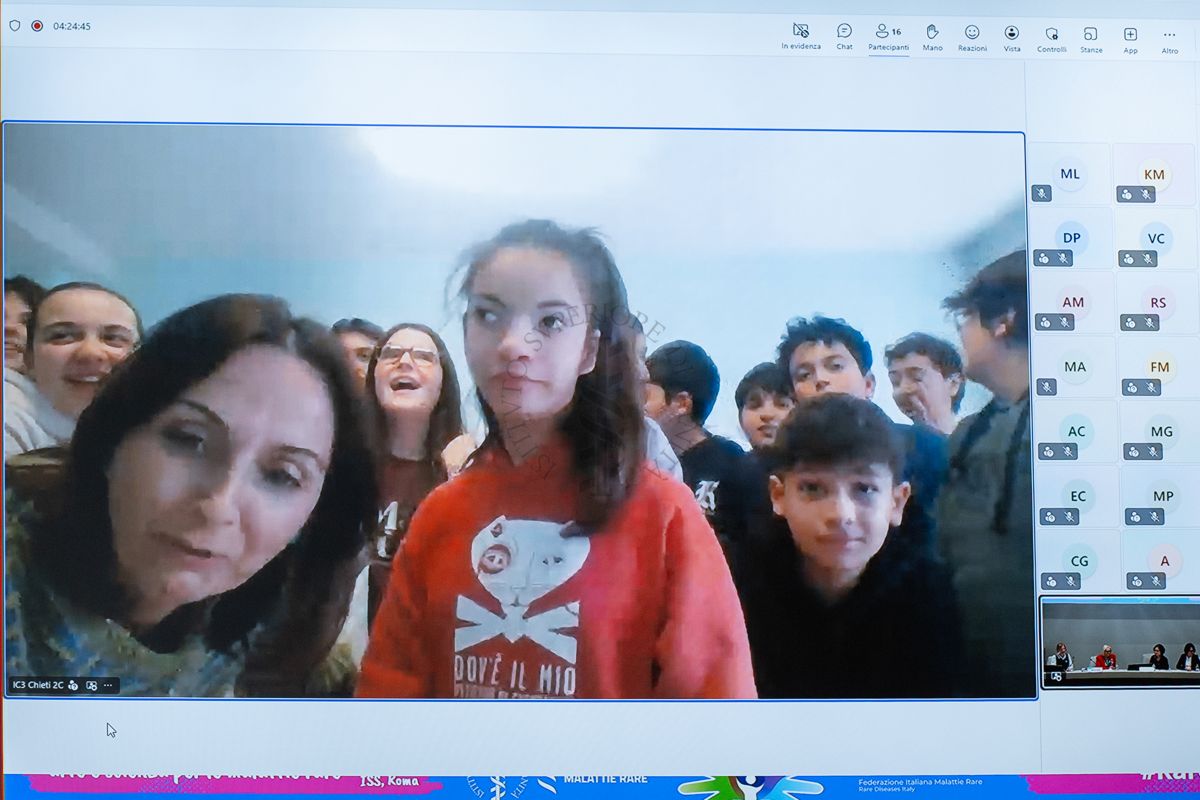 Collegamento da remoto con la Classe 2C della Scuola secondaria di I grado "V. Antonelli", Istituto Comprensivo 3 di Chieti