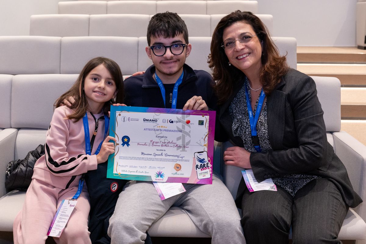 Un ragazzo del gruppo 2° anno catechismo Parrocchia San Giovanni in Collatino di Roma mostra l'attestato di premiazione