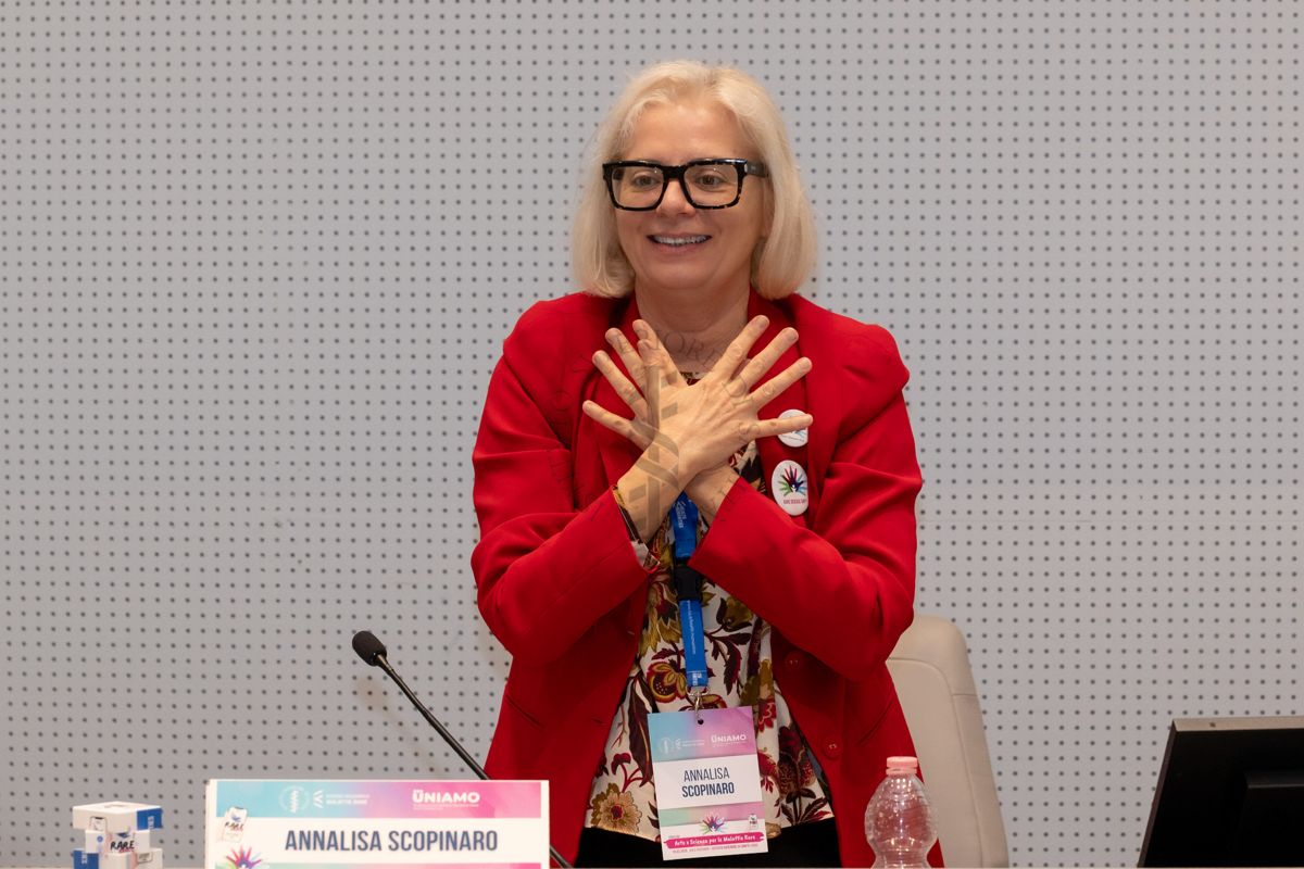 La Dott.ssa Annalisa Scopinaro, Presidente della Federazione Italiana Malattie Rare nel gesto di pace e speranza diventato simbolo delle giornate di "Arte e Scienza per le Malattie Rare"