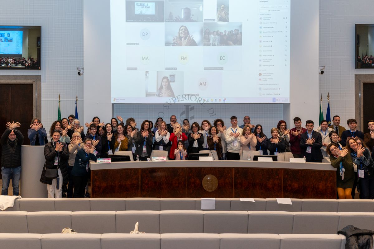 Tutti i partecipanti al Convegno nel gesto di pace e speranza diventato simbolo delle giornate di "Arte e Scienza per le Malattie Rare"