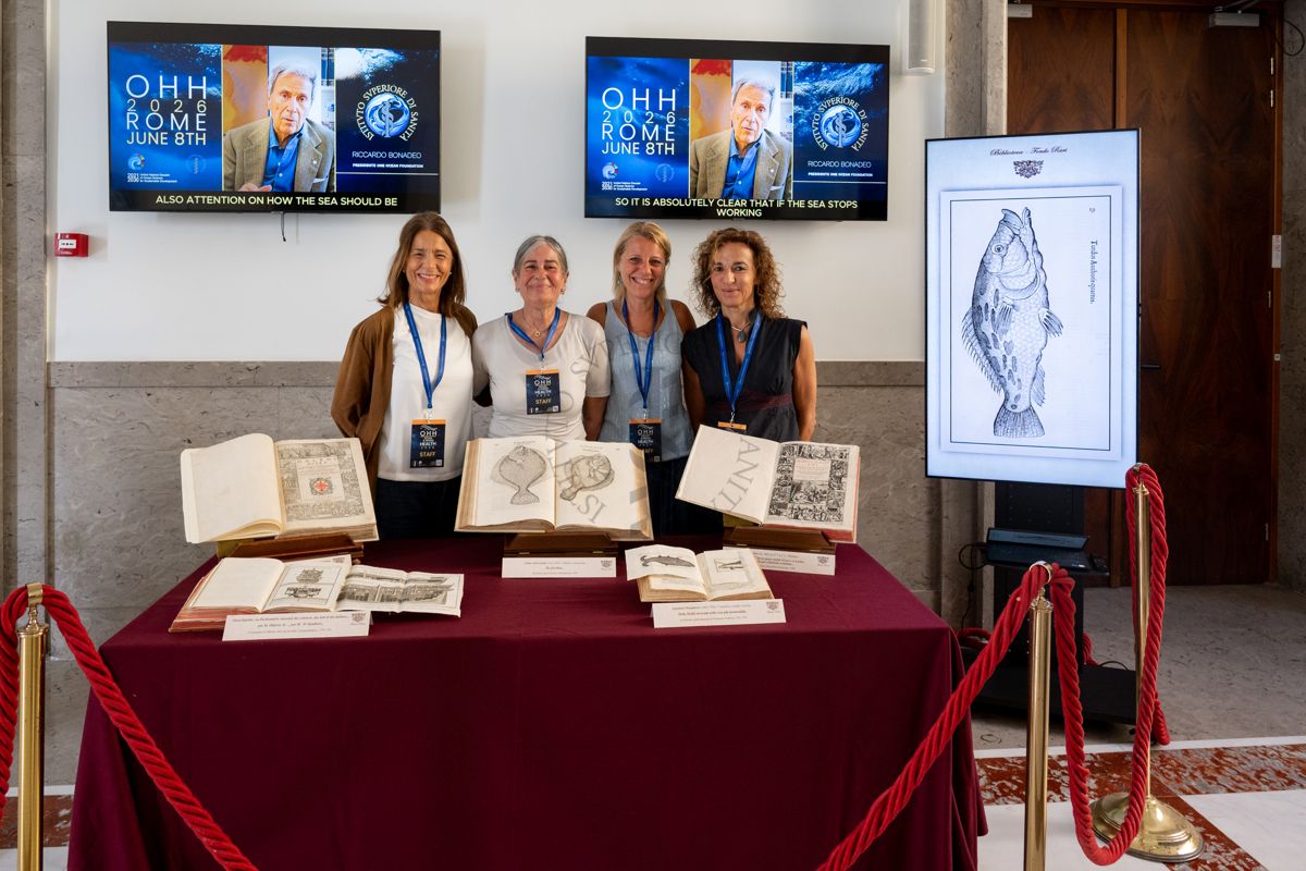 Il gruppo del Fondo Rari della Biblioteca dell'ISS mostra alcuni libri antichi inerenti al Convegno "Ocean Human Health". Da sinistra a destra Ornella Ferrari, Maria Salvatorina Graziani, Paola Ferrari (Coordinatrice del Fondo Rari della Biblioteca dell'ISS) e Donatella Gentili