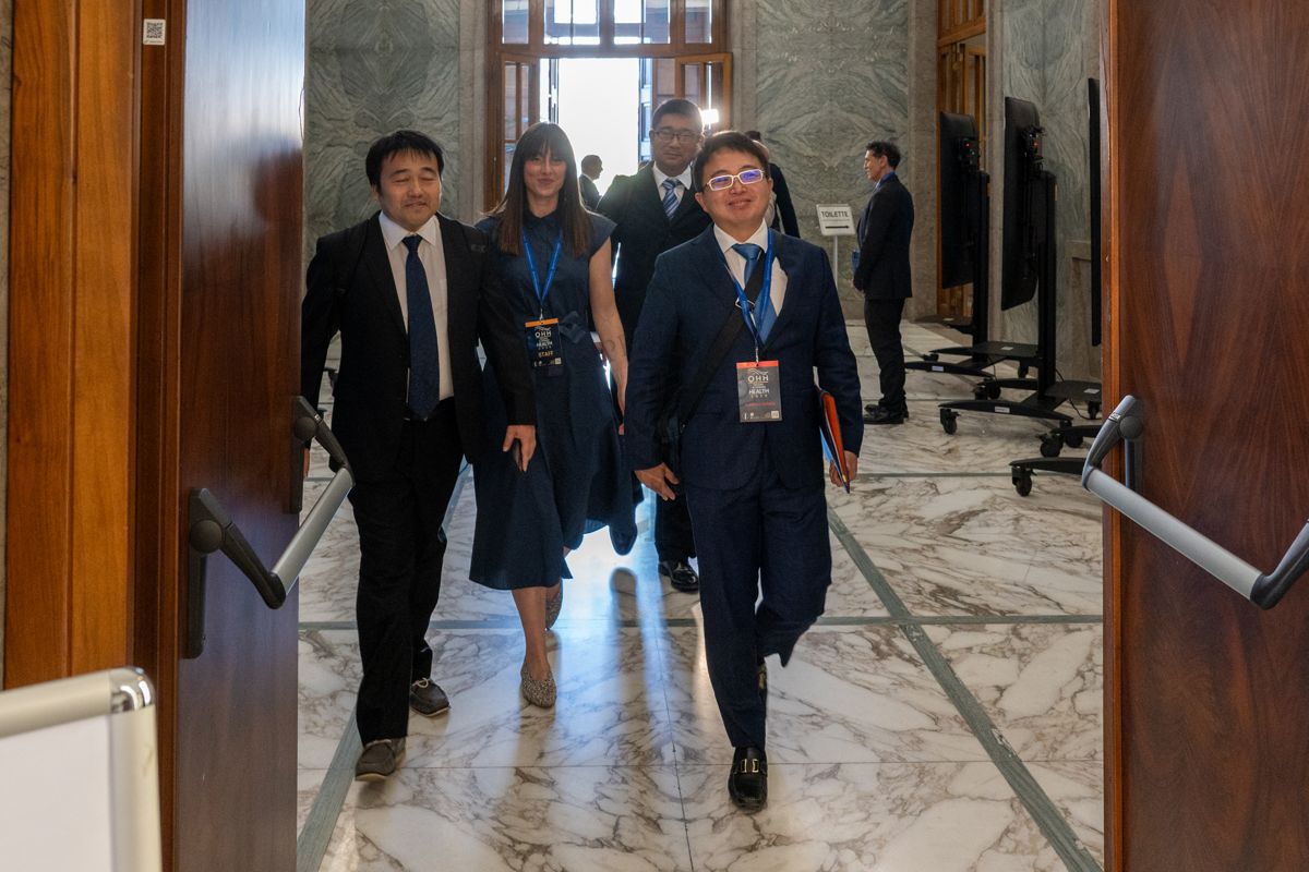 L'arrivo di Yuntao Wang (quarto da sinistra), professore associato presso il Dipartimento di Informatica e Tecnologia dell'Università Tsinghua in Cina, specializzato in oceanografia fisica. Con lui alcuni componenti del suo staff