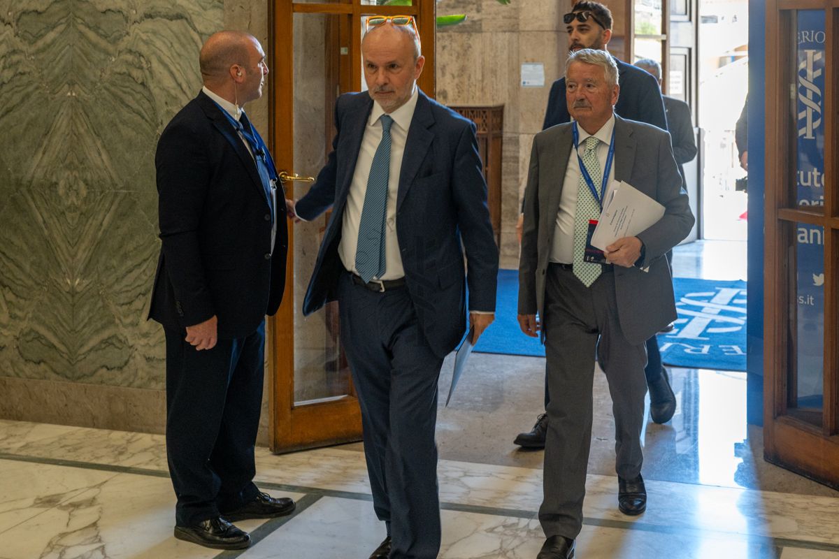 L'arrivo del Ministro della Salute, Orazio Schillaci (secondo da sinistra). Alle sue spalle, sulla destra, il Prof. Rocco Bellantone, Presidente dell'Istituto Superiore di Sanità