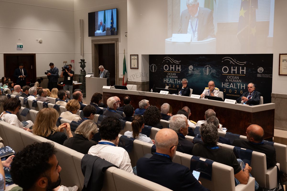 Panoramica sui partecipanti al Congresso "Ocean Human Health" durante l'intervento del Prof. Rocco Bellantone, Presidente dell'Istituto Superiore di Sanità