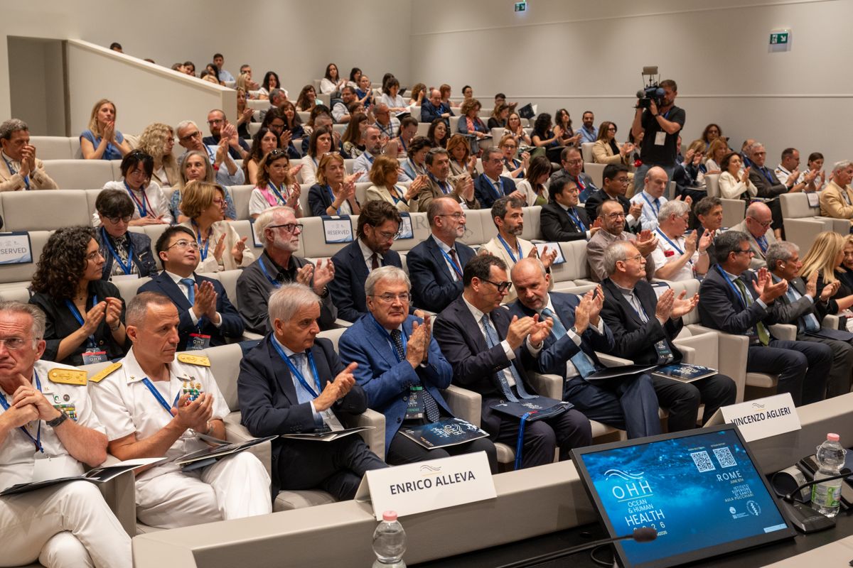 Panoramica sui partecipanti al Congresso "Ocean Human Health" dopo l'intervento del Prof. Rocco Bellantone, Presidente dell'Istituto Superiore di Sanità