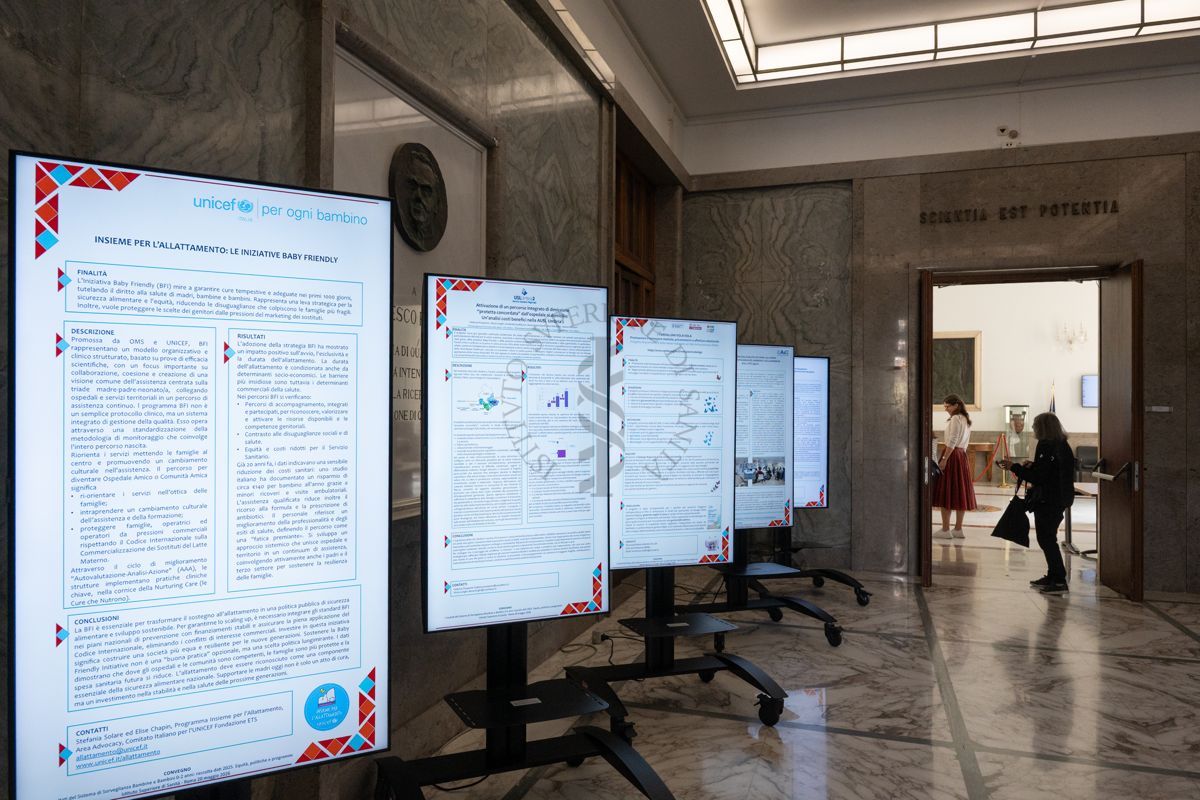 Totem all'ingresso dell'ISS che espongono informazioni sul convegno