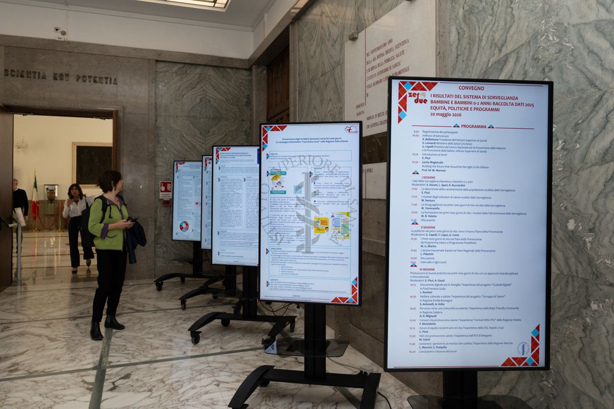Totem all'ingresso dell'ISS che espongono informazioni ed il programma del convegno