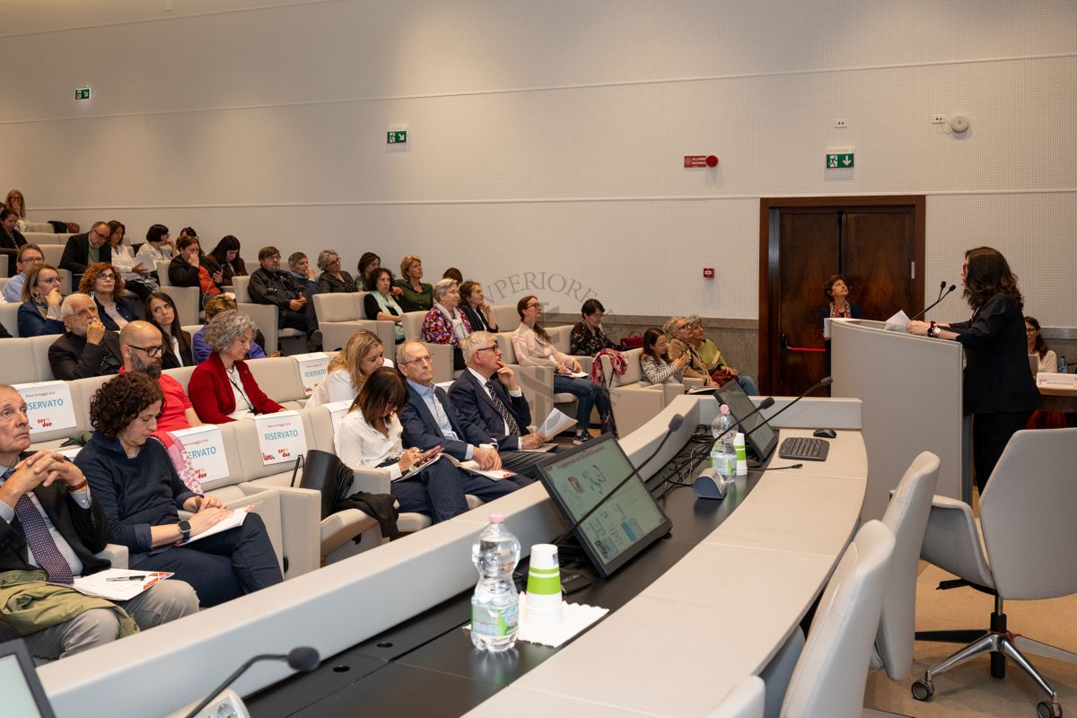 Auditori in Aula Magna dell'ISS durante l'intervento della Dott.ssa Enrica Pizzi ricercatrice del Centro Nazionale Prevenzione Malattie e Promozione della Salute (CNaPPS) dell'ISS