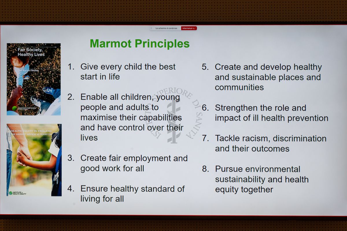 Slide proiettata in Aula Magna dell'ISS durante l'intervento di Sir Michael Gideon Marmot, professore di epidemiologia e sanità pubblica presso l'University College di Londra e direttore dell'UCL Intitute of Health Equity