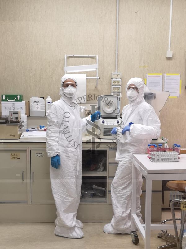 Laura Calzoletti e Marzia Facchini nel laboratorio BSL3 mentre estraggono l'RNA genomico del virus SARS-CoV2 dai campioni clinici della prima ondata pandemica