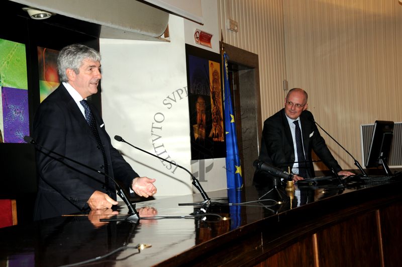 Primo piano del calciatore Paolo Rossi e sulla destra il presidente Walter Ricciardi