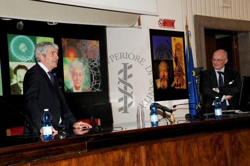 Primo piano del calciatore Paolo Rossi e sulla destra il presidente Walter Ricciardi