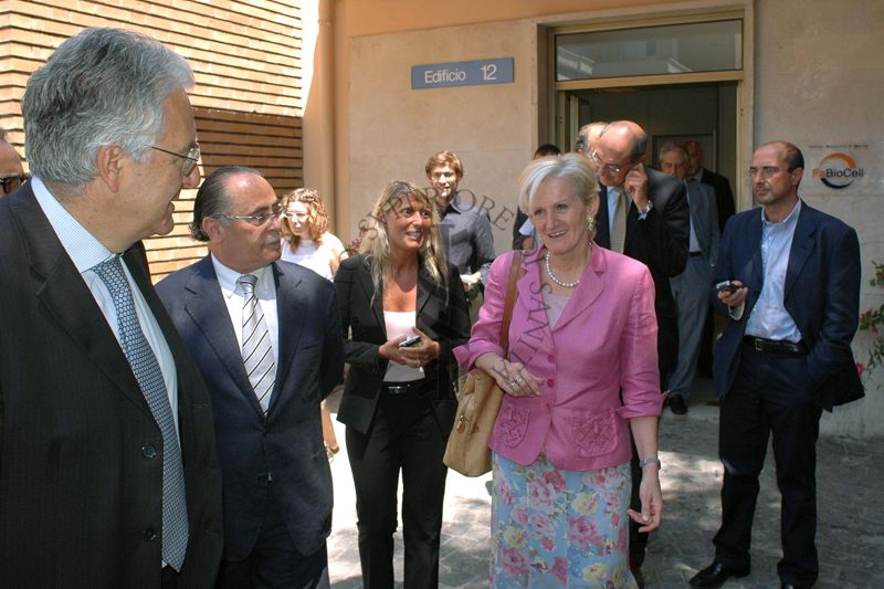 La Ministra della Salute Livia Turco all'esterno di FaBioCell con il Prof. Enrico Garaci, Presidente dell'Istituto Superiore di Sanità (1° da sinistra) e il Dott. Sergio Licheri, Direttore Generale dell'Istituto Superiore di Sanità (2° da sinistra)
