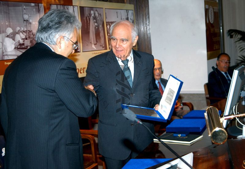 Il Presidente dell'Istituto Superiore di Sanità, Prof. Enrico Garaci (1° da sn) consegna una targa celebrativa al Ministro della Salute Girolamo Sirchia (2° da sn)