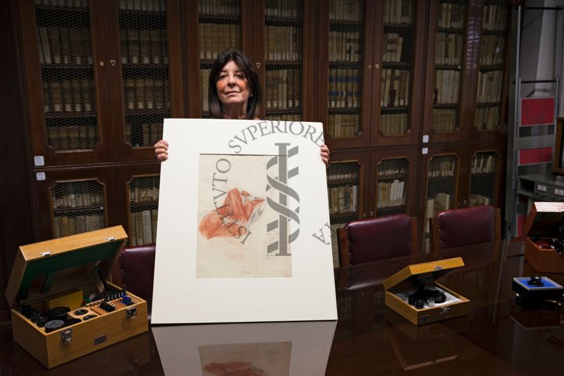 Bibliotecaria che mostra una preziosa Tavola di Canova