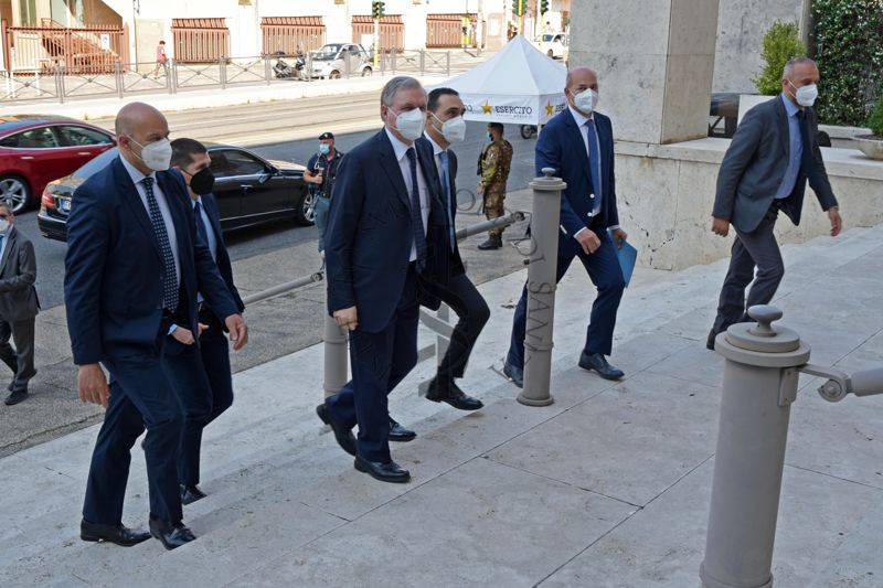 Il Governatore della Banca d'Italia, Ignazio Visco arriva in Istituto Superiore di Sanità (visibile al centro)