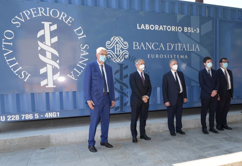 Foto di rito davanti al laboratorio portatile BSL-3. In ordine da sinistra: il Presidente dell'ISS Silvio Brusaferro, il Ministro dell'Economia Daniele Franco, il Governatore della Banca d'Italia Ignazio Visco, il Ministro della Salute Roberto Speranza e il Direttore Generale dell'ISS Andrea Piccioli