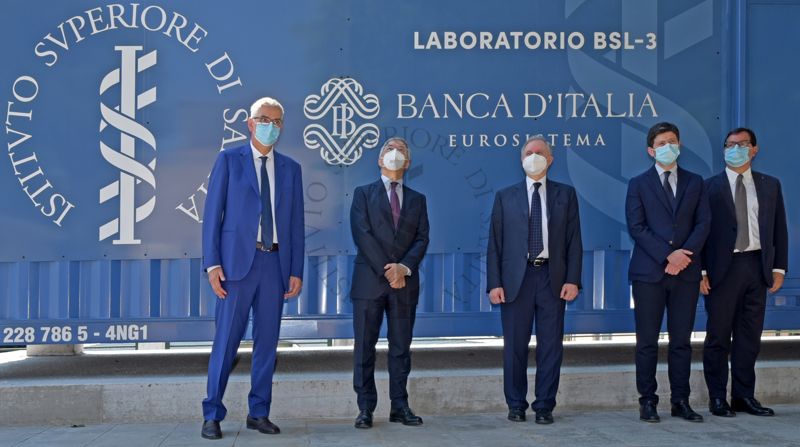 Foto di rito davanti al laboratorio portatile BSL-3. In ordine da sinistra: il Presidente dell'ISS Silvio Brusaferro, il Ministro dell'Economia Daniele Franco, il Governatore della Banca d'Italia Ignazio Visco, il Ministro della Salute Roberto Speranza e il Direttore Generale dell'ISS Andrea Piccioli