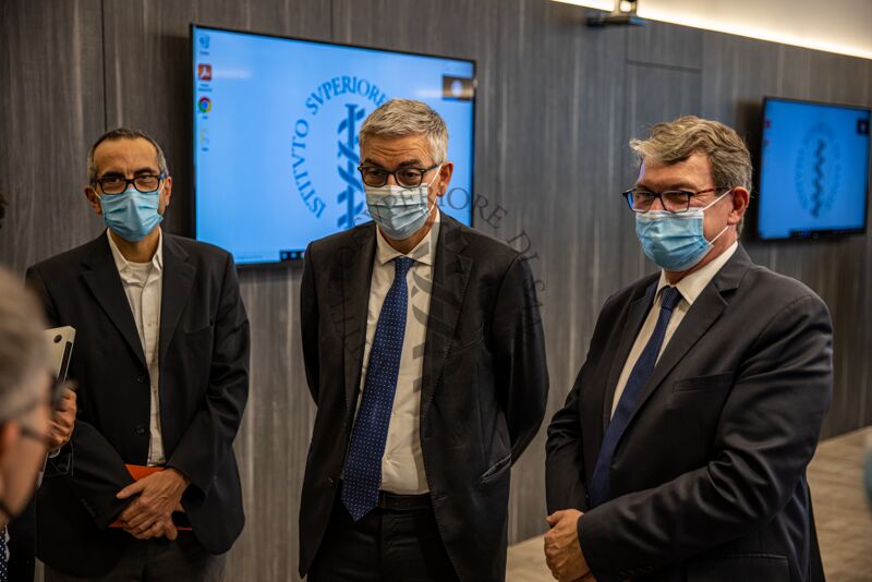 Gruppo, da sinistra: Il Prof. Marco Martuzzi, direttore del Dipartimento Ambiente dell'ISS; il Prof. Silvio Brusaferro, presidente dell'ISS; il direttore generale dell'ANSES, Dr. Roger Genet