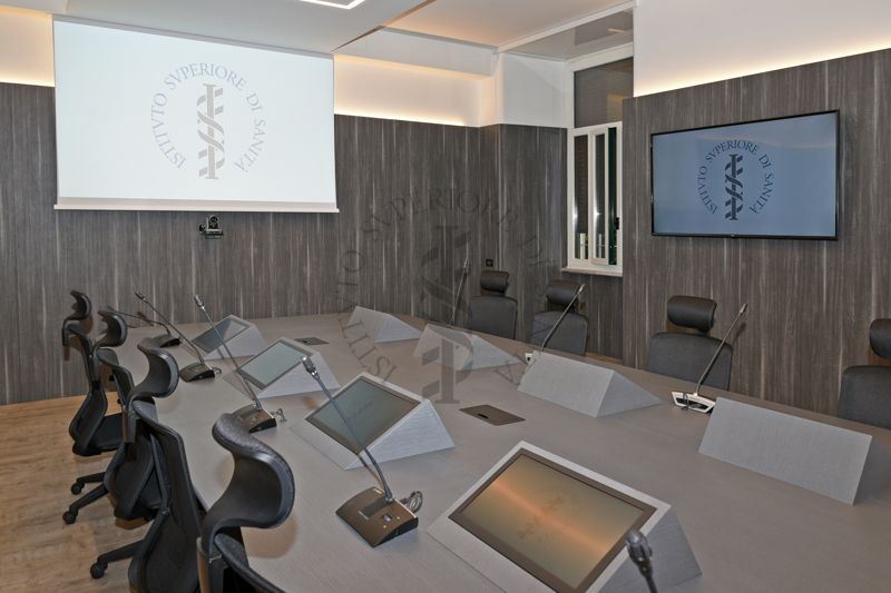 Sala Crisi dell'ISS, tavolo per le riunioni multimediali, schermo per le proiezioni e monitor di controllo