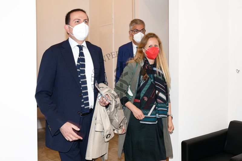 Dopo il taglio del nastro, accedono alla sala: l'Avv. Pierfrancesco De Rossi, Amministratore Delegato ad Interim di Siemens Italia; la Dr.ssa Clara Sattler de Sousa e Brito, Presidente e Amministratore Delegato di Siemens Healthineers; il Prof. Silvio Brusaferro, Presidente dell'ISS (alle spalle della Dr.ssa Clara Sattler)