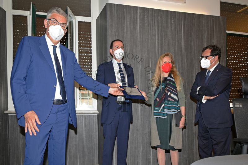 Il Prof. Silvio Brusaferro, Presidente dell'ISS (primo a sinistra) consegna una targa in occasione dell'inaugurazione della Sala Crisi dell'ISS all'Avv. Pierfrancesco De Rossi, Amministratore Delegato ad Interim di Siemens Italia ed alla Dr.ssa Clara Sattler de Sousa e Brito, Presidente e Amministratore Delegato di Siemens Healthineers; chiude il gruppo il Prof. Andrea Piccioli, Direttore Generale dell'ISS (a destra)