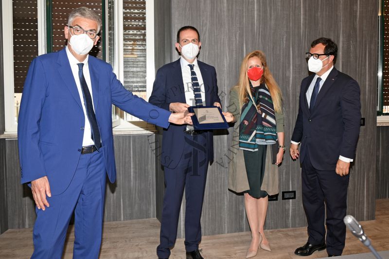 Il Prof. Silvio Brusaferro, Presidente dell'ISS (primo a sinistra) consegna una targa in occasione dell'inaugurazione della Sala Crisi dell'ISS all'Avv. Pierfrancesco De Rossi, Amministratore Delegato ad Interim di Siemens Italia ed alla Dr.ssa Clara Sattler de Sousa e Brito, Presidente e Amministratore Delegato di Siemens Healthineers; (a destra) il Prof. Andrea Piccioli, Direttore Generale dell'ISS