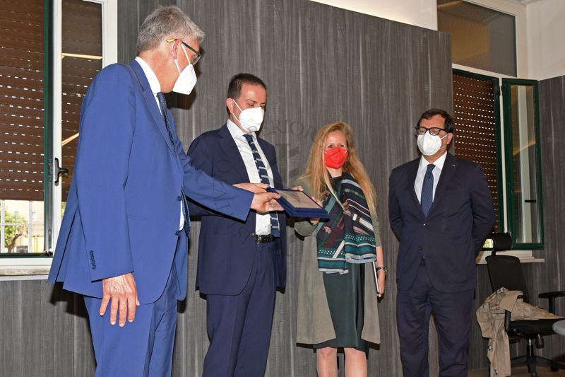 Il Prof. Silvio Brusaferro, Presidente dell'ISS (primo a sinistra) consegna una targa in occasione dell'inaugurazione della Sala Crisi dell'ISS all'Avv. Pierfrancesco De Rossi, Amministratore Delegato ad Interim di Siemens Italia ed alla Dr.ssa Clara Sattler de Sousa e Brito, Presidente e Amministratore Delegato di Siemens Healthineers; (a destra) il Prof. Andrea Piccioli, Direttore Generale dell'ISS