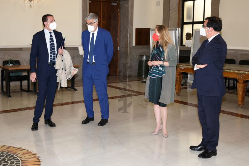 Nell'anti-aula magna dell'ISS, in occasione dell'inaugurazione della Sala Crisi per le emergenze sanitarie sono presenti, partendo da sinistra: l'Avv. Pierfrancesco De Rossi, Amministratore Delegato ad Interim di Siemens Italia; il Prof. Silvio Brusaferro, Presidente dell'ISS; la Dr.ssa Clara Sattler de Sousa e Brito, Presidente e Amministratore Delegato di Siemens Healthineers; il Prof. Andrea Piccioli, Direttore Generale dell'ISS