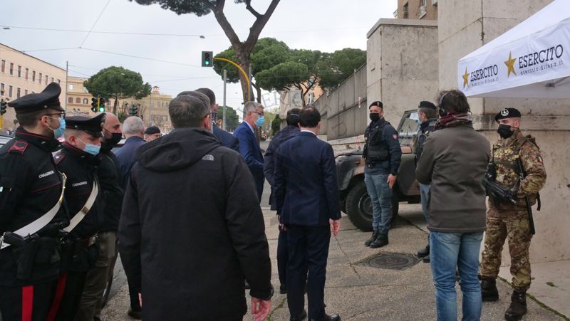 Il Presidente Silvio Brusaferro (al centro) di fronte al presidio militare situato all'esterno dell'Istituto Superiore di Sanità. Con lui il Ministro della Salute Roberto Speranza e il Direttore Generale Andrea Piccioli (entrambi di spalle)