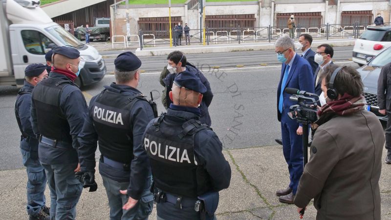 Il Ministro della Salute Roberto Speranza (in seconda fila, primo da sinistra), il Presidente dell'ISS Silvio Brusaferro (in seconda fila, secondo da sinistra) e il Direttore Generale dell'ISS (in seconda fila, terzo da sinistra) si intrattengono con alcuni agenti della Polizia di Stato