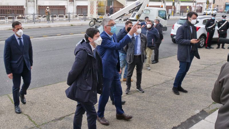 Il Presidente Silvio Brusaferro mostra i danni causati dall'atto incendiario al portone dell'Istituto Superiore di Sanità al Ministro della Salute Roberto Speranza