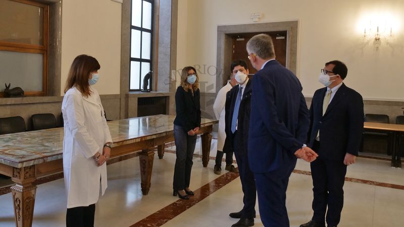 Il Ministro della Salute Roberto Speranza (terzo da sinistra) incontra alcuni ricercatori dell'Istituto Superiore di Sanità. Con lui la Dott.ssa Paola Stefanelli (seconda da sinistra) del reparto Malattie prevenibili da vaccino-Laboratori di Riferimento (MPV-LR), il Presidente Silvio Brusaferro (quarto da sinistra)  e il Direttore Generale Andrea Piccioli (quinto da sinistra)