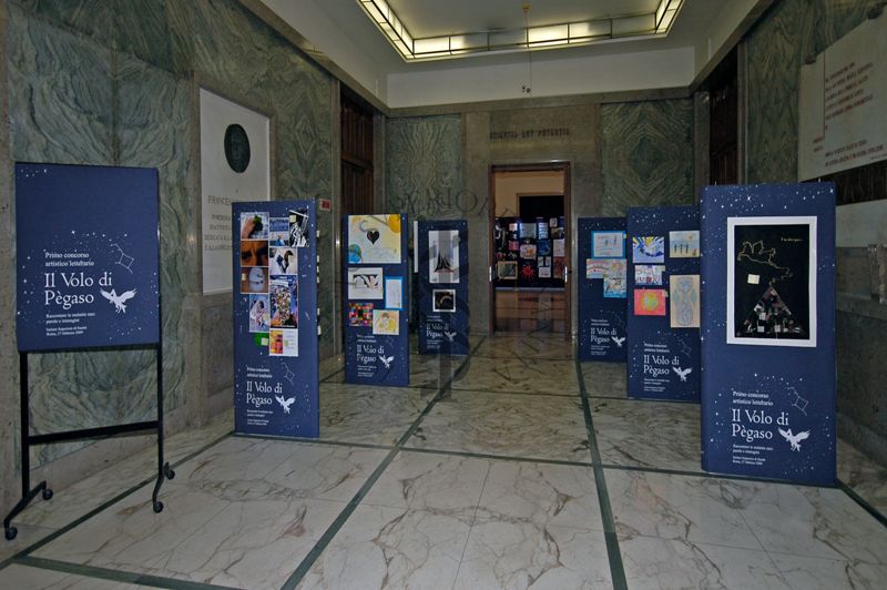 Ingresso dell'Istituto Superiore di Sanità con esposizione delle opere che hanno partecipato al concorso "Il Volo di Pègaso" prima edizione, 2009