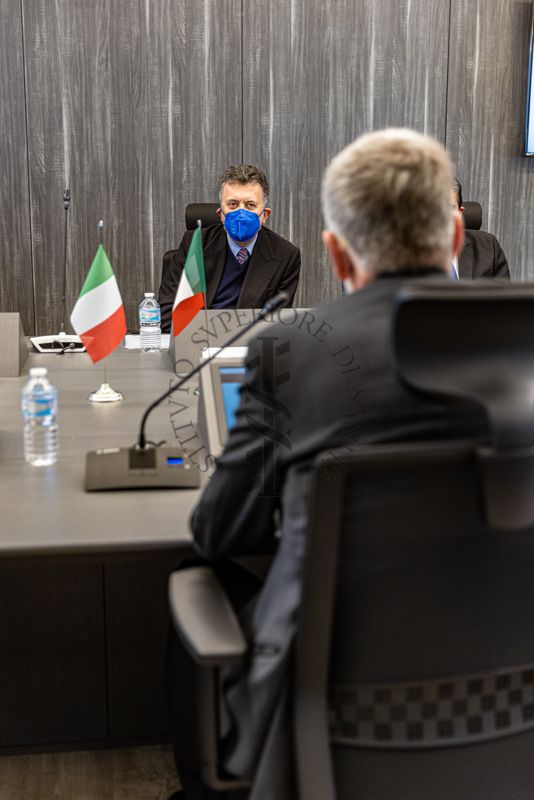 Il Prof. Sivio Brusaferro, Presidente dell'ISS (di spalle); mentre conversa con  il Dr.Carlos Eugenio García de Alba Zepeda, Ambasciatore del Messico