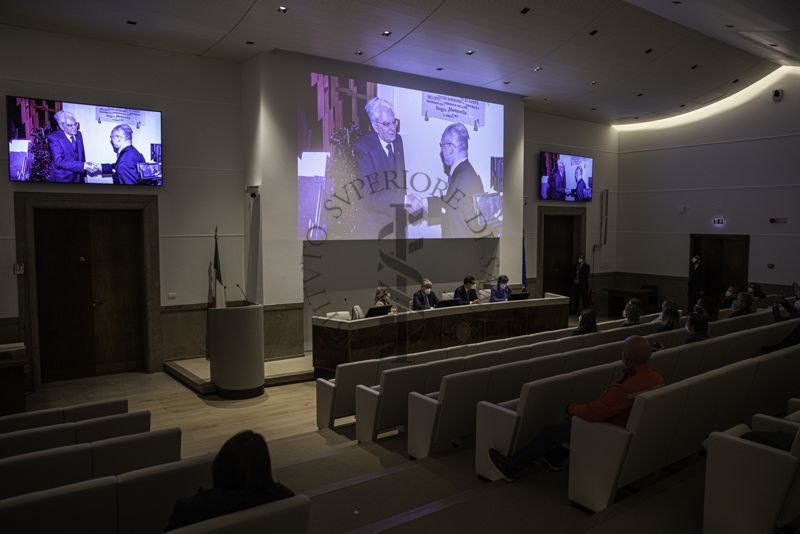 La Dott.ssa Paola De Castro mostra la foto dell'inaugurazione del Museo dell'ISS da parte del Presidente della Repubblica Sergio Mattarella, avvenuta il 21 aprile 2017. Nella foto il presidente della Repubblica, Sergio Mattarella (a sinistra) viene accolto dall'allora Presidente dell'ISS Walter Ricciardi (di spalle)