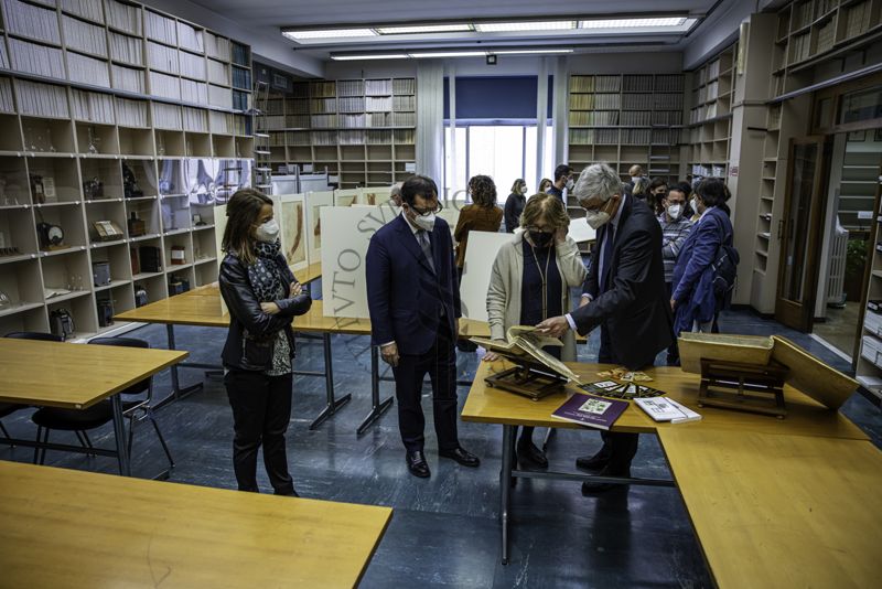 La Dott.ssa Maria Alessandra Falcone, Coordinatrice del Fondo Rari della Biblioteca dell'ISS (terza da sinistra) e Ornella Ferrari del Gruppo di lavoro del Fondo Rari della Biblioteca (prima da sinistra) illustrano alcuni volumi del Fondo antico al Dr. Andrea Piccioli (secondo da sinistra) e al Prof. SIlvio Brusaferro (quarto da sinistra)