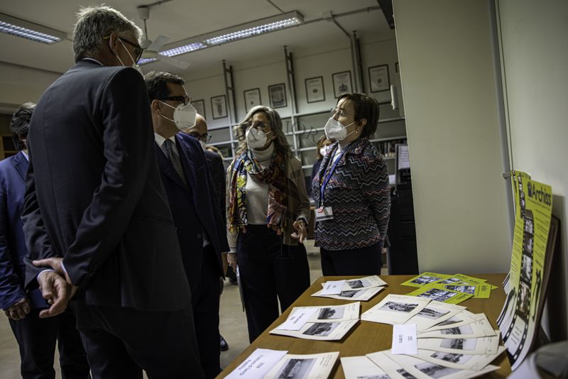 La Dott.ssa Paola De Castro, Direttrice dei Servizi di Presidenza - Conoscenza e Comunicazione Scientifica (terza da sinistra) e la Dott.ssa Elisabetta Poltronieri, Referente del Gruppo di lavoro per la valorizzazione delle foto storiche (quarta da sinistra) illustrano al Prof. SIlvio Brusaferro (primo da sinistra) e al Dr. Andrea Piccioli (secondo da sinistra) alcune foto appartenenti all'Archivio Fotografico Storico dell'ISS catalogate e digitalizzate a partire dal 2015 e presenti nell'Archivio Multimediale ISS (Archiss)