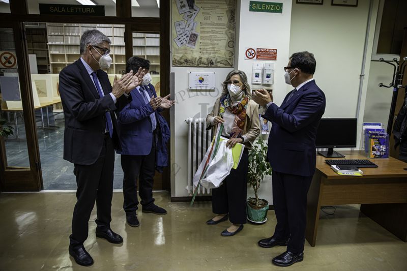 Da sinistra il Prof. Silvio Brusaferro, il Prof. Maurizio Quagliuolo, la Dott.ssa Paola De Castro e il Dr. Andrea Piccioli (quarto da sinistra) accanto alla targa con l'attestato di certificazione HERITY per la Biblioteca dell'ISS