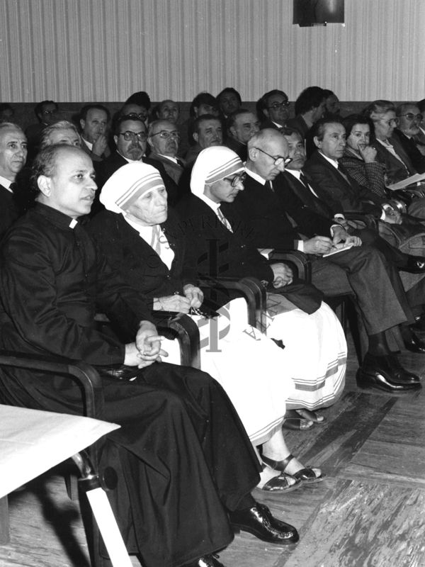 Madre Teresa ed altri invitati in aula Magna dell'ISS