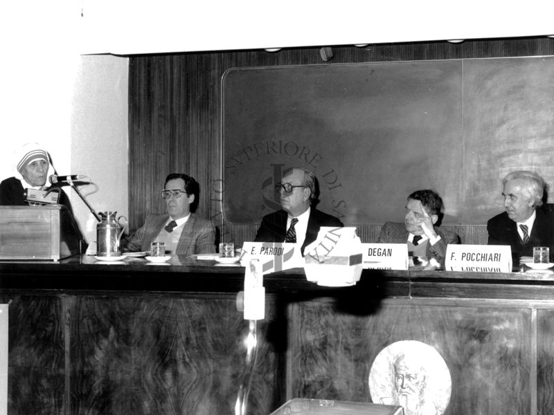 da sinistra: Madre Teresa, il magistrato Giuseppe La Greca, dr. Eolo Giovanni Parodi, il ministro Costante Degan, il prof. Francesco Pocchiari
