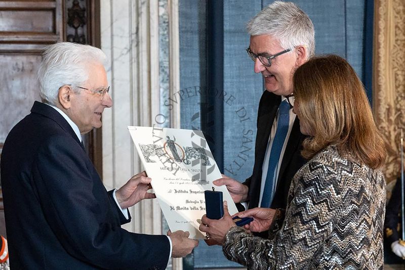 Il Presidente della Repubblica Italiana, Sergio Mattarella consegna all'Istituto Superiore di Sanità, rappresentato dal Presidente, Silvio Brusaferro e dalla rappresentante dei ricercatori, Dr.ssa Francesca Cirulli, la Medaglia d'Oro al Merito della Sanità Pubblica