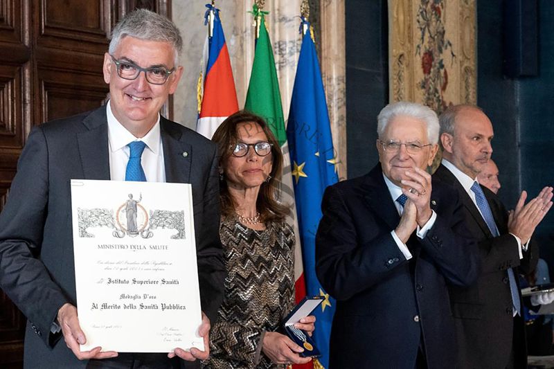 Il Presidente dell'Istituto Superiore di Sanità, Silvio Brusaferro e la Dr.ssa Francesca Cirulli ritirano la Medaglia d'Oro al Merito della Sanità Pubblica; a destra, il Presidente della Repubblica, Sergio Mattarella ed il Ministro della Salute, Orazio Schillaci