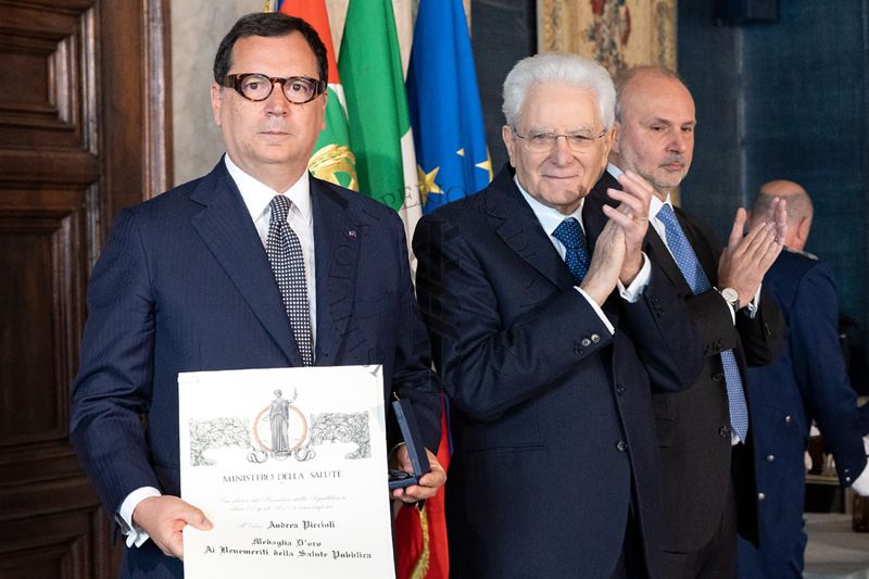 Il Direttore Generale dell'Istituto Superiore di Sanità, Andrea Piccioli ritira la Medaglia d'Oro ai benemeriti della Salute Pubblica; a destra, il Presidente della Repubblica, Sergio Mattarella ed il Ministro della Salute, Orazio Schillaci